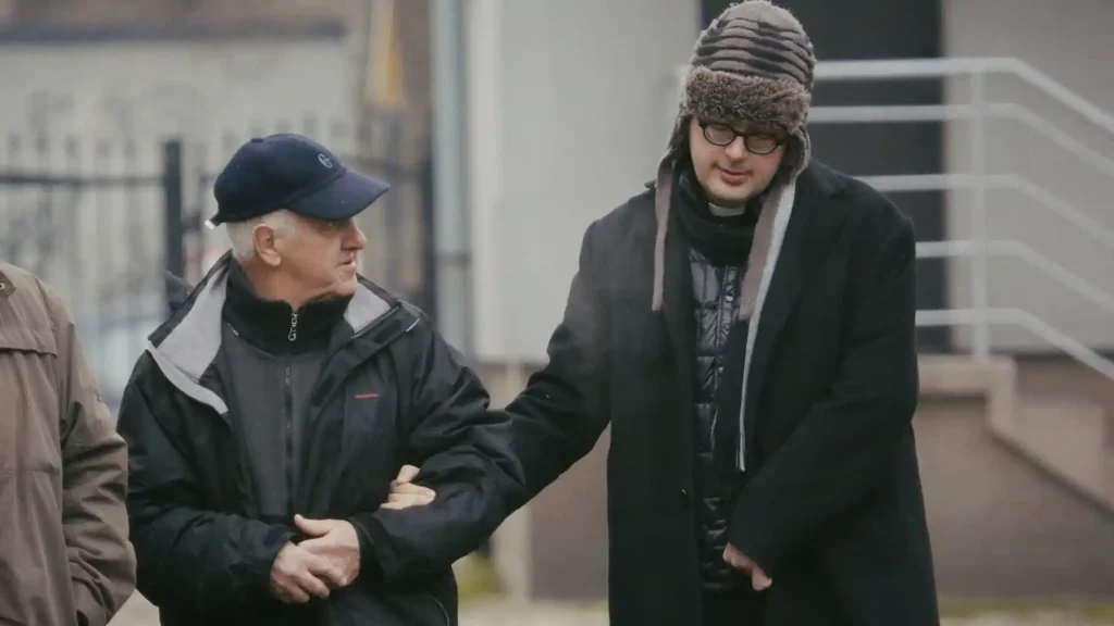 Kadr z filmu „Dzień dziecka księdza Jana Kaczkowskiego"
